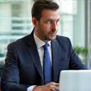 Berater diskutiert EU-Vorschriften am Laptop